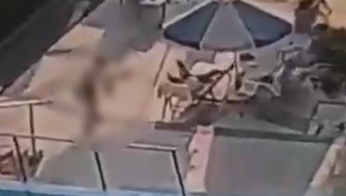 OVO JE TRENUTAK KADA JE UPUCAN KAN: Stravičan snimak napada pored bazena (VIDEO)