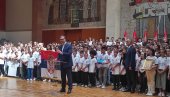 MLADI SPORTISTI IZ 18 ZEMALJA KOD PREDSEDNIKA: Vučić sa učesnicima kampa Srbija te zove (VIDEO)