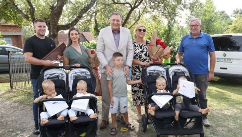 ДОДИК ОБРАДОВАО БАЊАЛУЧКЕ ЧЕТВОРКЕ: Нови стан за породицу са петоро деце ДОДИК ОБРАДОВАО БАЊАЛУЧКЕ ЧЕТВОРКЕ: Нови стан за породицу са петоро деце