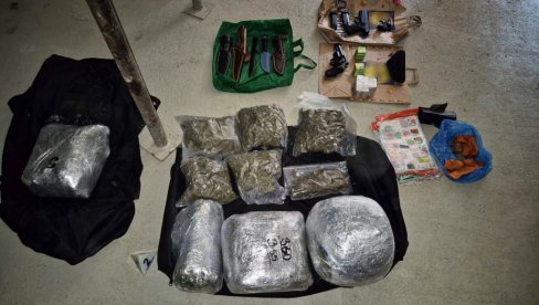 ZAPLENJENO 30 KG MARIHUANE, 8 LITARA AMFETAMINSKOG ULJA, PIŠTOLJI I MUNICIJA: Novosađanin i Obrenovčanin uhapšeni prilikom primopredaje ZAPLENJENO 30 KG MARIHUANE, 8 LITARA AMFETAMINSKOG ULJA, PIŠTOLJI I MUNICIJA: Novosađanin i Obrenovčanin uhapšeni prilikom primopredaje