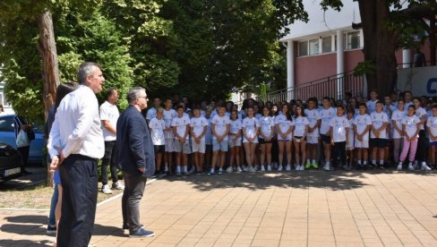 MINISTAR PROSVETE POSETIO UČESNIKE KAMPA „SRBIJA TE ZOVE 2025“: Šansa da se đaci upoznaju sa našom kulturom i jezikom MINISTAR PROSVETE POSETIO UČESNIKE KAMPA „SRBIJA TE ZOVE 2025“: Šansa da se đaci upoznaju sa našom kulturom i jezikom