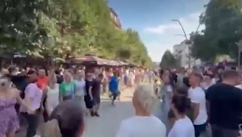 ОВО ЈЕ ИПАК СРБИЈА! Курти покушао нову провокацију у Северној Митровици - Срби му одговорили колом и песмом! (ВИДЕО)