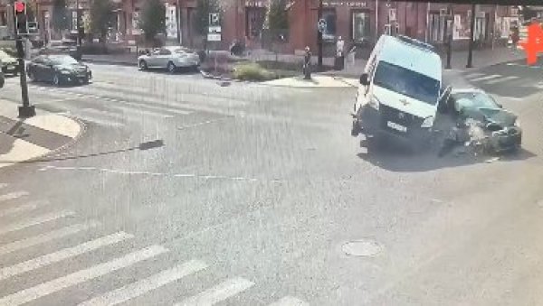 ТЕЖАК СУДАР, ИМА ПОВРЕЂЕНИХ: Аутомобил налетео на возило хитне помоћи (ВИДЕО)