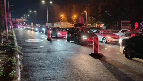 KATASTROFA NA BATROVCIMA: Kolona duga 5 kilometara, ljudima u koloni vodu prodaju za dva evra KATASTROFA NA BATROVCIMA: Kolona duga 5 kilometara, ljudima u koloni vodu prodaju za dva evra