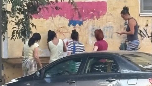 ANTISRPSKA AKCIJA BLOKADERA U NOVOM SADU: Prefarbavaju srpske zastave u Limanu - mrze Srbiju i trobojku ANTISRPSKA AKCIJA BLOKADERA U NOVOM SADU: Prefarbavaju srpske zastave u Limanu - mrze Srbiju i trobojku