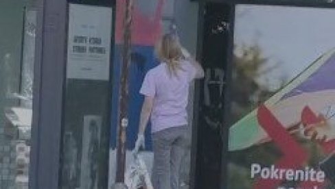 BRUKA I SRAMOTA: Blokaderi prekrečili srpsku zastavu u Novom Sadu! (VIDEO) BRUKA I SRAMOTA: Blokaderi prekrečili srpsku zastavu u Novom Sadu! (VIDEO)