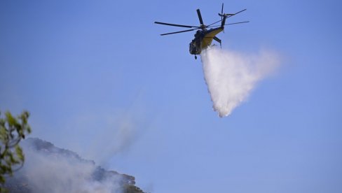 ВАТРЕНА БУКТИЊА 4 ДАНА ГУТА СВЕ ПРЕД СОБОМ: Гаси је 20 хеликоптера и више од 2.000 људи