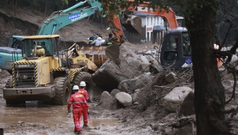 KAMENJE VELIČINE KREVETA KOTRLJALO SE NIZ REKU: Poplave u kineskoj provinciji Gansu odnele najmanje 13 života, 30 osoba nestalo KAMENJE VELIČINE KREVETA KOTRLJALO SE NIZ REKU: Poplave u kineskoj provinciji Gansu odnele najmanje 13 života, 30 osoba nestalo