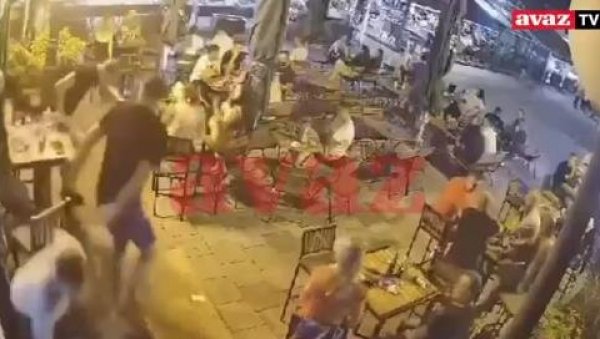 УЖАСАН СНИМАК ТУЧЕ ИЗ ЛОКАЛА У ЖИВИНИЦАМА: Песничили се у главу, гости се разбежали - Двоје хоспитализовано (ВИДЕО) УЖАСАН СНИМАК ТУЧЕ ИЗ ЛОКАЛА У ЖИВИНИЦАМА: Песничили се у главу, гости се разбежали - Двоје хоспитализовано (ВИДЕО)