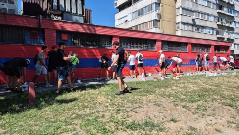 KAD NAROD USTANE PROTIV BLOKADERA: Pogledajte kako je trobojka vraćena na Liman! (VIDEO) KAD NAROD USTANE PROTIV BLOKADERA: Pogledajte kako je trobojka vraćena na Liman! (VIDEO)
