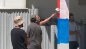 KAKVA SRAMOTA! Blokaderske ustaše ponovo uništavaju srpsku zastavu! (VIDEO)