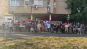 SLIKA PONOSA: U Limanu opet trobojka - pravi rodoljubi oslikali boje naše zemlje u novosadskom naselju SLIKA PONOSA: U Limanu opet trobojka - pravi rodoljubi oslikali boje naše zemlje u novosadskom naselju
