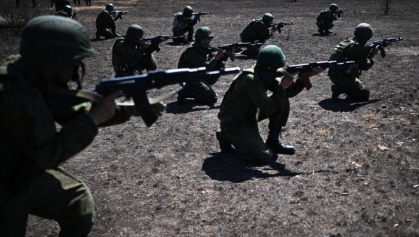 РАСПОРЕЂЕНО 110.000 ВОЈНИКА, РУСИ КРЕЋУ У ЗАВРШНИ УДАР НА ПОКРОВСК: Са тиме би могли заузети средње велику европску државу РАСПОРЕЂЕНО 110.000 ВОЈНИКА, РУСИ КРЕЋУ У ЗАВРШНИ УДАР НА ПОКРОВСК: Са тиме би могли заузети средње велику европску државу