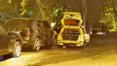 AUTOMOBILI PLANULI JEDAN ZA DRUGIM: Dramatične scene u Braće Jerković, veliki broj vatrogasaca na terenu (FOTO) AUTOMOBILI PLANULI JEDAN ZA DRUGIM: Dramatične scene u Braće Jerković, veliki broj vatrogasaca na terenu (FOTO)