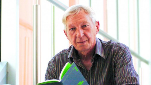 О ЛЕПОТИ И УЖАСУ ПОСТОЈАЊА: Одлазак истакнутог српског песника Томислава Маринковића (1949-2025)