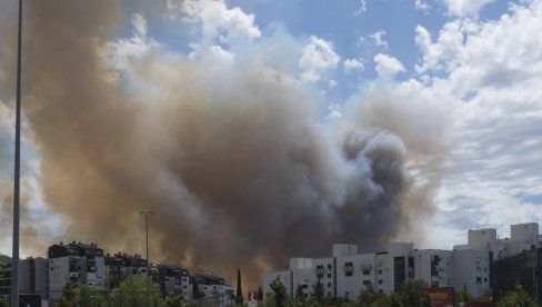ZAPALJENO VOZILO KOJIM JE UPRAVLJAO ALBANAC IZAZVALO POŽAR U CRNOJ GORI: Vatra ne staje, cela zemlja postala pepeo i dim ZAPALJENO VOZILO KOJIM JE UPRAVLJAO ALBANAC IZAZVALO POŽAR U CRNOJ GORI: Vatra ne staje, cela zemlja postala pepeo i dim