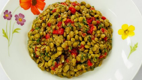 RECEPT: Mediteranska salata sa sočivom i pečenim povrćem