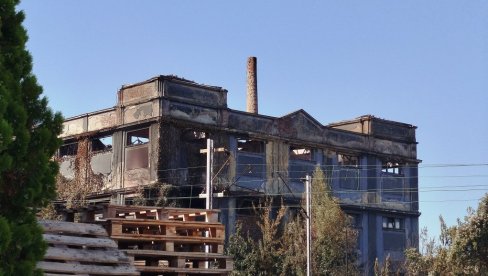 UGAŠEN POŽAR U KRUGU BIVŠE PARAĆINSKE ŠTOFARE: Goreo napušteni objekat kamgarna (FOTO) UGAŠEN POŽAR U KRUGU BIVŠE PARAĆINSKE ŠTOFARE: Goreo napušteni objekat kamgarna (FOTO)
