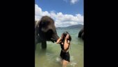 ОВАЈ ВИДЕО ПОГЛЕДАЛО ЈЕ 90 МИЛИОНА ЉУДИ: Снимак туристкиње са Тајланда постао хит на друштвеним мрежама