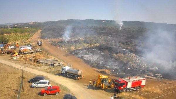 ОДБРАЊЕНО ЈЕ ДЕСЕТАК КУЋА: Локализован пожар у Костолу код Кладова - Огласио се МУП Србије (ФОТО) ОДБРАЊЕНО ЈЕ ДЕСЕТАК КУЋА: Локализован пожар у Костолу код Кладова - Огласио се МУП Србије (ФОТО)