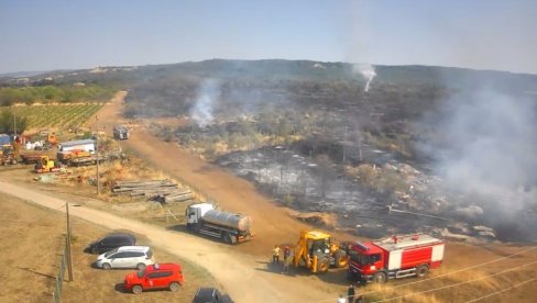 ODBRANJENO JE DESETAK KUĆA: Lokalizovan požar u Kostolu kod Kladova - Oglasio se MUP Srbije (FOTO) ODBRANJENO JE DESETAK KUĆA: Lokalizovan požar u Kostolu kod Kladova - Oglasio se MUP Srbije (FOTO)
