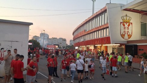 СВЕ СЕ ЦРВЕНИ (И БЕЛИ) КА МАРАКАНИ: Реке навијача кренуле на Звезда - Лех СВЕ СЕ ЦРВЕНИ (И БЕЛИ) КА МАРАКАНИ: Реке навијача кренуле на Звезда - Лех