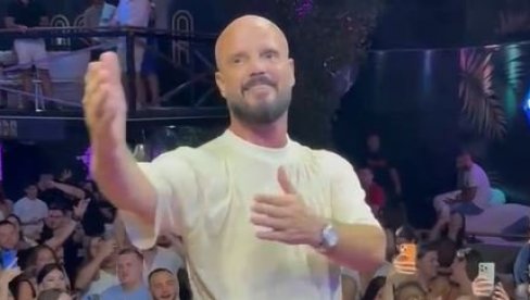 BILO JE TEŠKO, ALI NJIHOVA ENERGIJA: Boban Rajović pevao pod visokom temperaturom (FOTO) BILO JE TEŠKO, ALI NJIHOVA ENERGIJA: Boban Rajović pevao pod visokom temperaturom (FOTO)