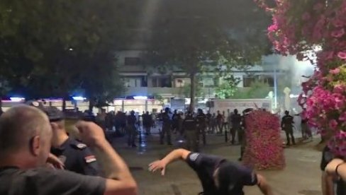 БЛОКАДЕРИ ОПЕТ ПРАВЕ ХАОС: Згубидани погодили полицајца (ВИДЕО) БЛОКАДЕРИ ОПЕТ ПРАВЕ ХАОС: Згубидани погодили полицајца (ВИДЕО)