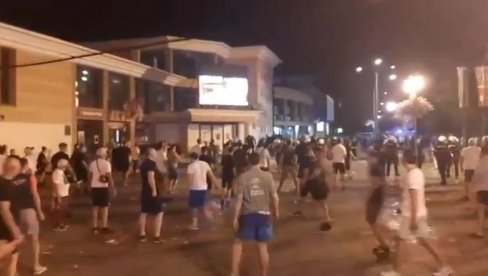 DIVLJAJU U VRBASU: Blokaderi naoružani palicama! (VIDEO)