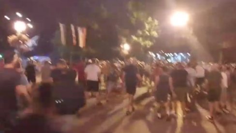 NOĆ LUDILA U VRBASU: Blokaderi naoružani motkama provociraju policiju! (VIDEO)