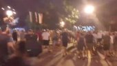 НОЋ ЛУДИЛА У ВРБАСУ: Блокадери наоружани моткама провоцирају полицију! (ВИДЕО) НОЋ ЛУДИЛА У ВРБАСУ: Блокадери наоружани моткама провоцирају полицију! (ВИДЕО)