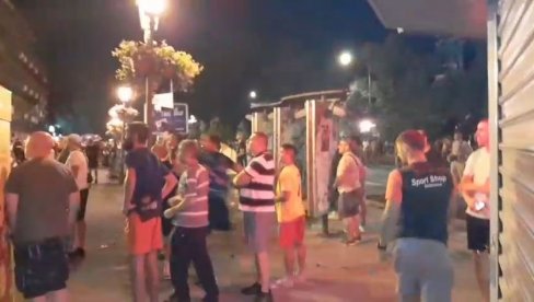 JEZIVI SNIMAK NASILJA BLOKADERA U VRBASU: Razbijaju kamenje i cigle na putu pa ih bacaju ka patriotama (VIDEO) JEZIVI SNIMAK NASILJA BLOKADERA U VRBASU: Razbijaju kamenje i cigle na putu pa ih bacaju ka patriotama (VIDEO)