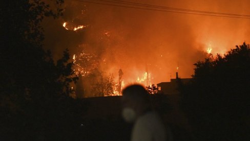 ЕВАКУИСАНИ ТУРИСТИ У ПОЗНАТОМ ЛЕТОВАЛИШТУ: Бесне пожари широм Грчке - хиљаде ватрогасаца на терену ЕВАКУИСАНИ ТУРИСТИ У ПОЗНАТОМ ЛЕТОВАЛИШТУ: Бесне пожари широм Грчке - хиљаде ватрогасаца на терену