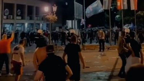 ДИВЉАШТВО БРАЈАНА БРКОВИЋА: Снимак како гађа полицију и неистомишљенике у Врбасу (ВИДЕО) ДИВЉАШТВО БРАЈАНА БРКОВИЋА: Снимак како гађа полицију и неистомишљенике у Врбасу (ВИДЕО)