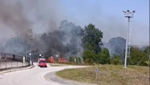 БУКТИ ПОЖАР У КРАГУЈЕВЦУ! Ватра прети да захвати халу Фиатовог компоненташа (ВИДЕО)