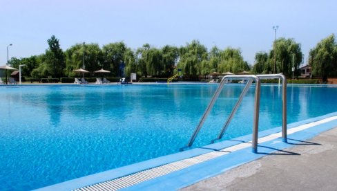 ТРАГЕДИЈА: Дечак скочио у базен и усмртио мушкарца (67) - упркос брзој реакцији швајцарских лекара, одмах је преминуо