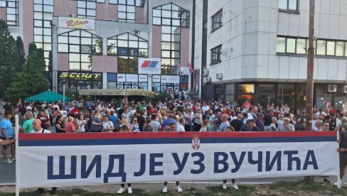 ACO SRBINE! Ogromna podrška - Veliki broj ljudi pred prostorijama SNS-a u Šidu (VIDEO) ACO SRBINE! Ogromna podrška - Veliki broj ljudi pred prostorijama SNS-a u Šidu (VIDEO)