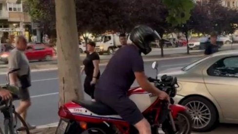 SLIKA I PRILIKA BLOKADERA: Psuje majku pristojnim građanima i provocira (VIDEO)