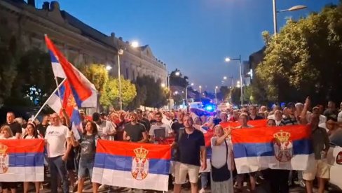 PATRIOTE U ZRENJANINU IZAŠLE DA BRANE DRŽAVU: Ne daju Srbiju ustašama i blokaderima (VIDEO) PATRIOTE U ZRENJANINU IZAŠLE DA BRANE DRŽAVU: Ne daju Srbiju ustašama i blokaderima (VIDEO)