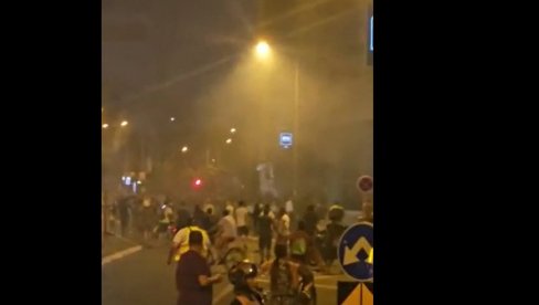 NAPADNUTE PRISTALICE SNS U NOVOM SADU: Blokaderi eskstremisti krenuli sa nasiljem (VIDEO) NAPADNUTE PRISTALICE SNS U NOVOM SADU: Blokaderi eskstremisti krenuli sa nasiljem (VIDEO)