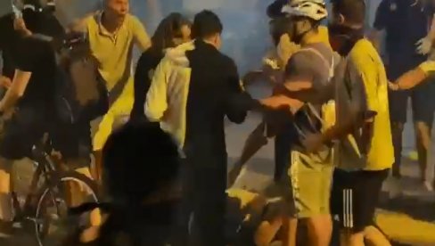 ЈЕЗИВ СНИМАК: Блокадери у Новом Саду убијају човека од батина - ЈЕЗИВО НАСИЉЕ БЛОКАДЕРСКИХ ЗВЕРИ ЈЕЗИВ СНИМАК: Блокадери у Новом Саду убијају човека од батина - ЈЕЗИВО НАСИЉЕ БЛОКАДЕРСКИХ ЗВЕРИ