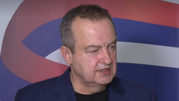 ПОВРЕЂЕН ПОЛИЦИЈСКИ СЛУЖБЕНИК Министар Дачић: У Новом Саду је дошло до напада на грађане од стране блокадера