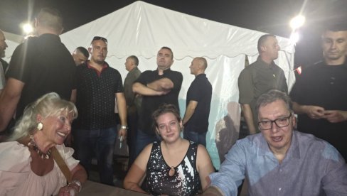 VUČIĆ PEŠAKA DOŠAO U ĆACILEND: U trenutku kad blokaderi najavljuju napad, predsednik sa narodom VUČIĆ PEŠAKA DOŠAO U ĆACILEND: U trenutku kad blokaderi najavljuju napad, predsednik sa narodom
