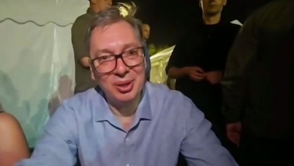ВУЧИЋ СЕ ОБРАТИО ГРАЂАНИМА ИЗ ПИОНИРСКОГ ПАРКА: Дошао сам да будем са народом (ВИДЕО) ВУЧИЋ СЕ ОБРАТИО ГРАЂАНИМА ИЗ ПИОНИРСКОГ ПАРКА: Дошао сам да будем са народом (ВИДЕО)
