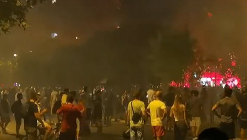 JEZIVO: Blokaderi sa motkama i pirotehnikom u napad na narod (VIDEO) JEZIVO: Blokaderi sa motkama i pirotehnikom u napad na narod (VIDEO)