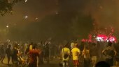 JEZIVO: Blokaderi sa motkama i kamenjem gađaju narod i policiju (VIDEO) JEZIVO: Blokaderi sa motkama i kamenjem gađaju narod i policiju (VIDEO)