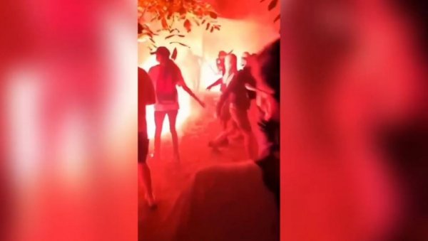 БЛОКАДЕРИ ТЕРОРИСТИ ПАЛЕ ЖИВЕ ЉУДЕ, ТУКУ, ПСУЈУ И ПРЕТЕ: За то време Шолакови медији потпирују ватру (ВИДЕО) БЛОКАДЕРИ ТЕРОРИСТИ ПАЛЕ ЖИВЕ ЉУДЕ, ТУКУ, ПСУЈУ И ПРЕТЕ: За то време Шолакови медији потпирују ватру (ВИДЕО)