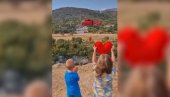 НАЈЛЕПШИ СНИМАК КОЈИ ЋЕТЕ ВИДЕТИ ДАНАС: Деца шаљу срце хеликоптеру из Србије који гаси пожар (ВИДЕО)