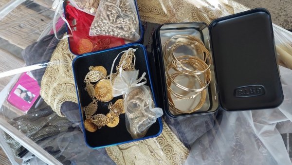 У КУТИЈАМА ТОАЛЕТНЕ ВОДЕ ПОЛА КИЛОГРАМА ЗЛАТА: На граничном прелазу Прешево спречен шверц вредан 2,5 милиона