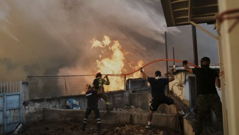 BORBA SA VATROM NA VIŠE FRONTOVA: Dramatična situacija u Grčkoj